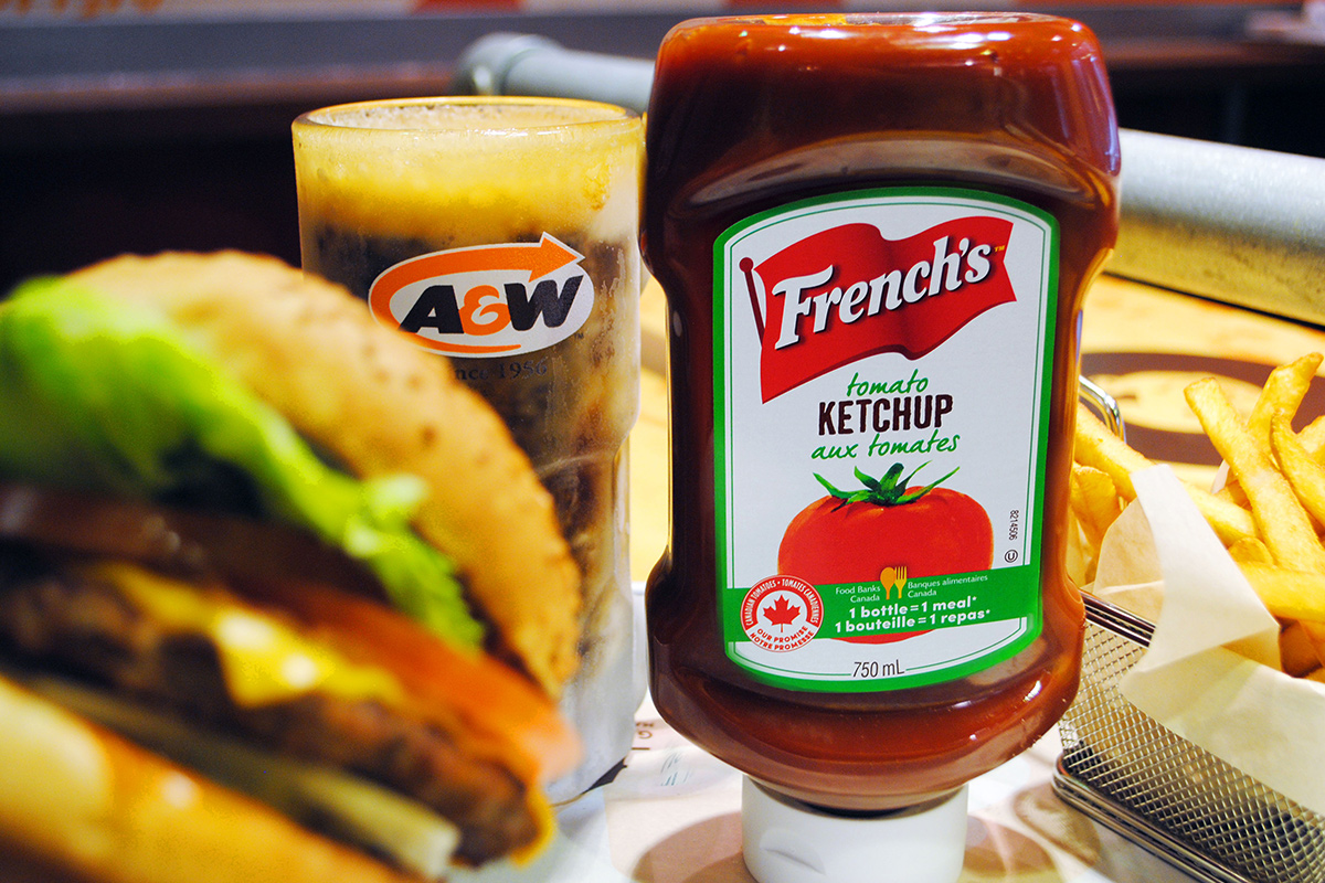 La franchise A&W choisit le ketchup et la moutarde French’s!